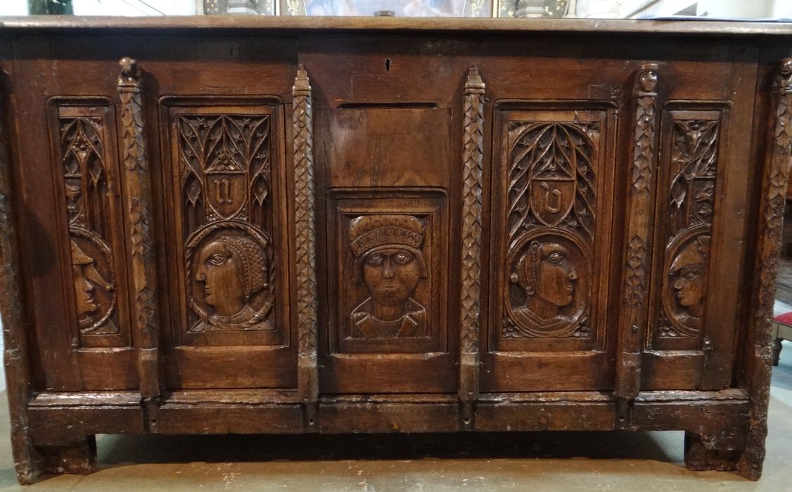 Autel face au peuple, ancien coffre