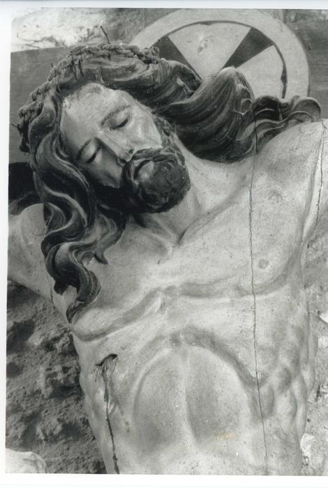 statue : Christ en croix, détail