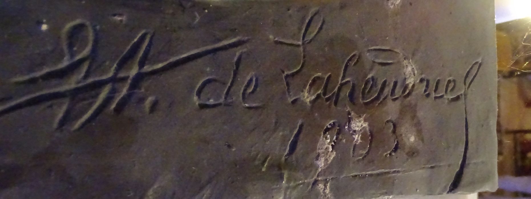 statue : Christ du Sacré-Coeur, détail de la signature