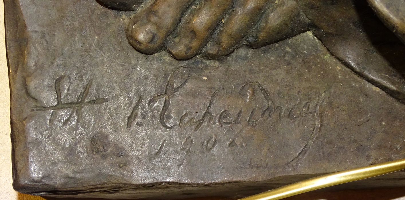 statue : Ange n°2, détail de la signature
