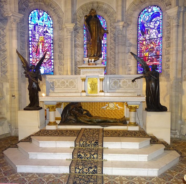 statues : Christ du Sacré-Coeur, anges ; groupe sculpté : Christ mort ; maître-autel, tabernacle