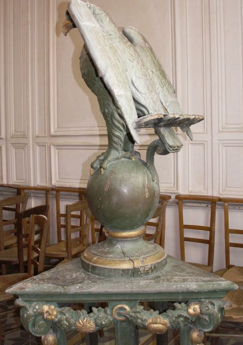 aigle-lutrin, vue partielle