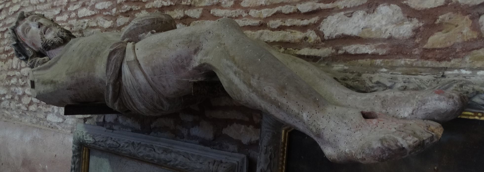 Statue : Christ en croix