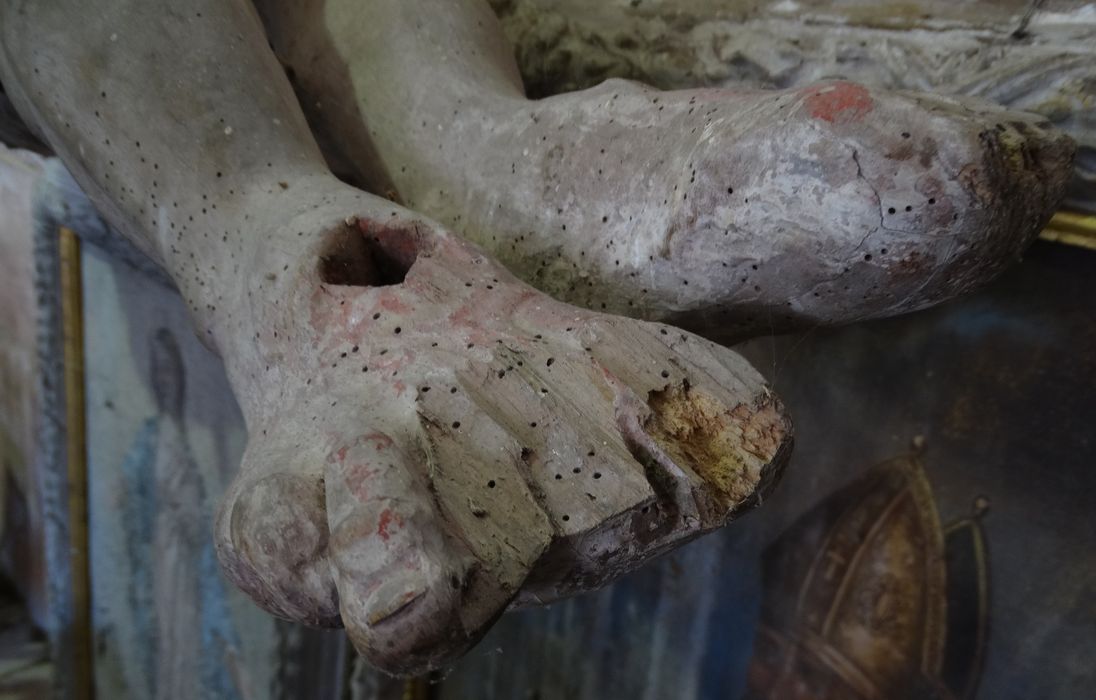 statue : Christ en croix, détail