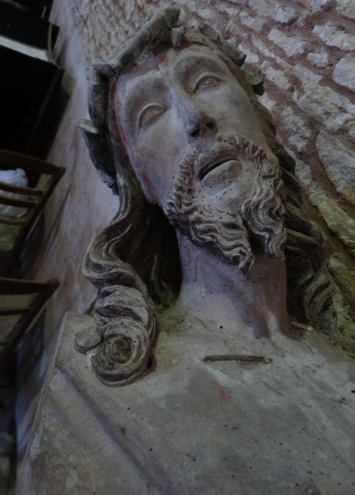 statue : Christ en croix, détail