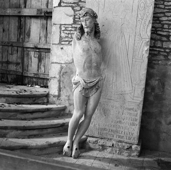 statue : Christ en croix