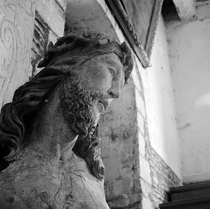 statue : Christ en croix, détail