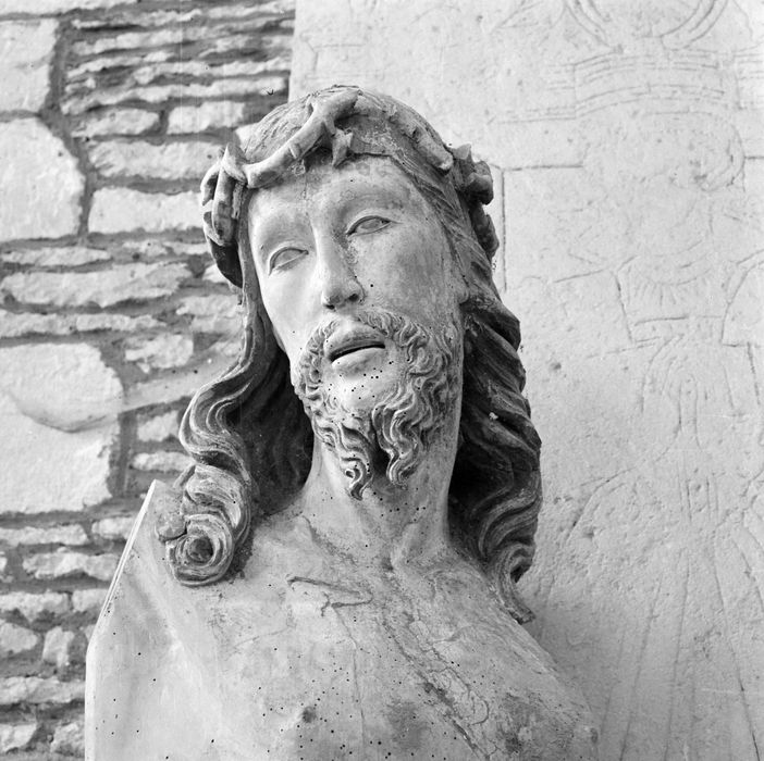 statue : Christ en croix, détail