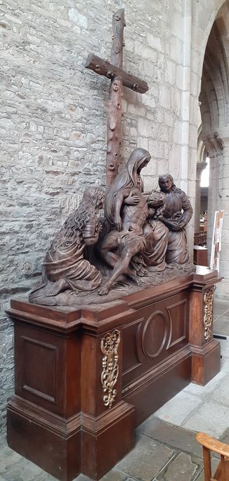 groupe sculpté : Déploration sur le Christ mort