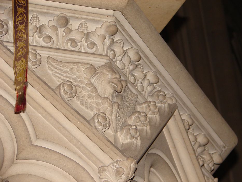 bas-relief : Aigle de saint Jean