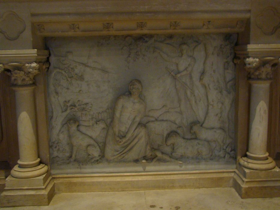 bas-relief de l’autel Jeanne d’Arc
