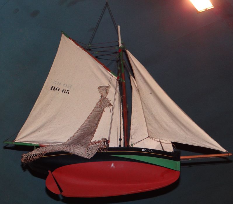 Ex-voto maquette de la barque chalutière de Trouville HO 63