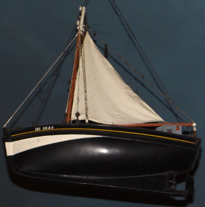 ex-voto maquette du petit chalutier de Honfleur HO 1044