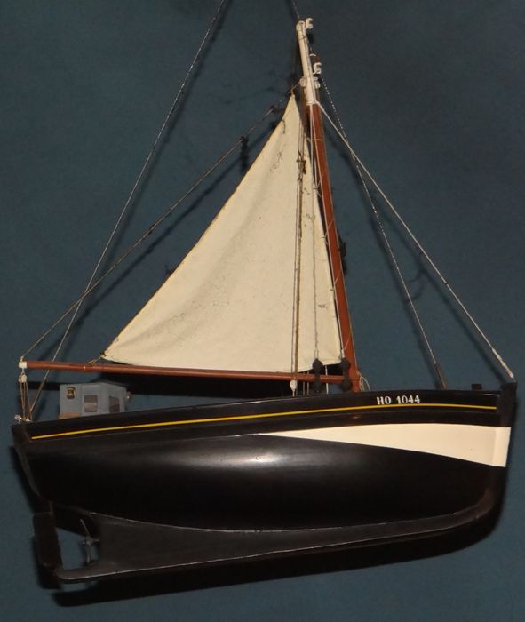 ex-voto maquette du petit chalutier de Honfleur HO 1044