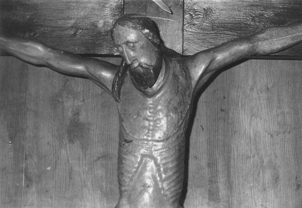 statue : Christ en croix, vue partielle