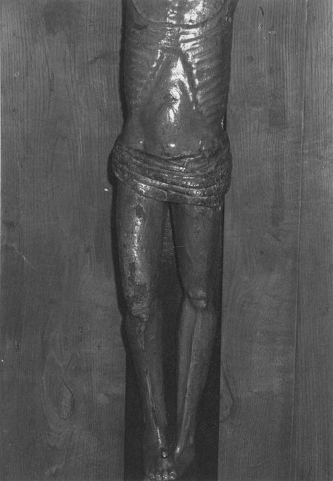 statue : Christ en croix, détail