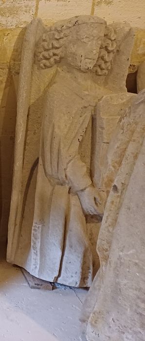 2 statues : paire d'anges portant les armoiries des d'Harcourt