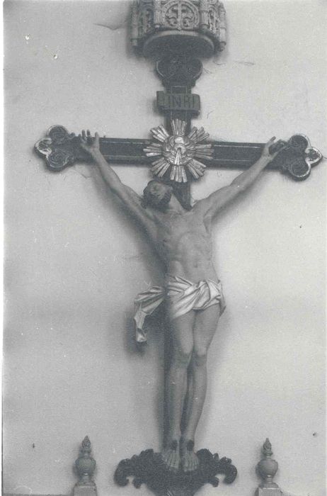 statue : Christ en croix