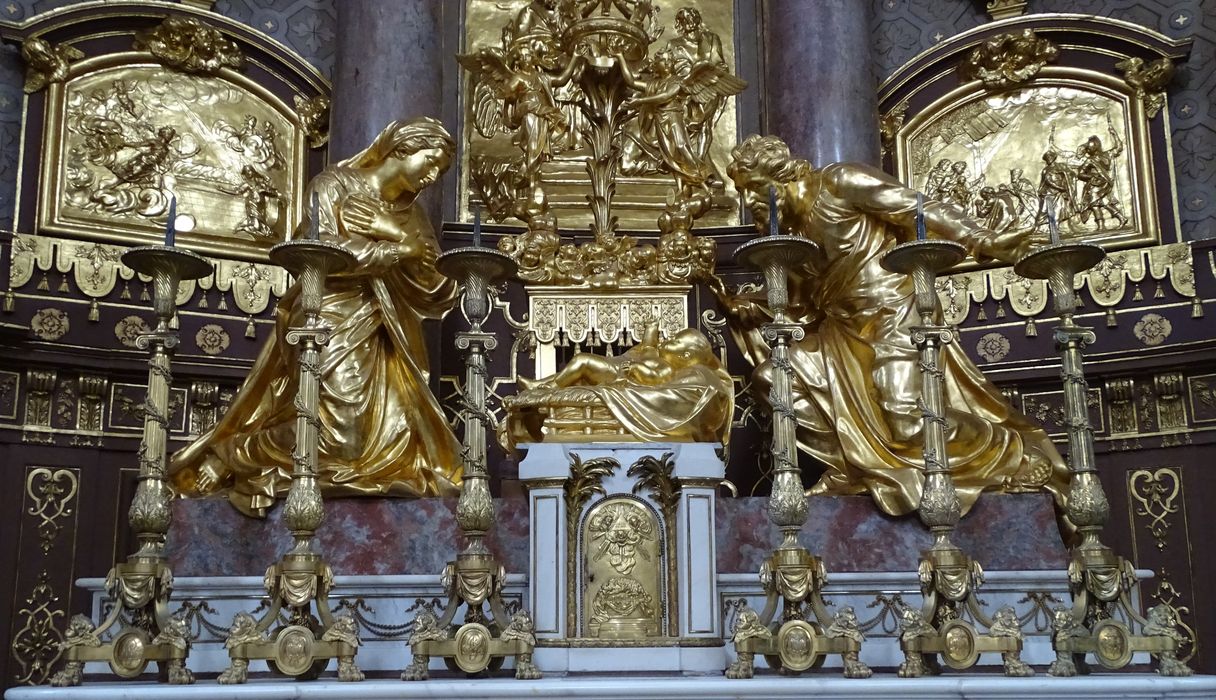 Trois statues : Nativité