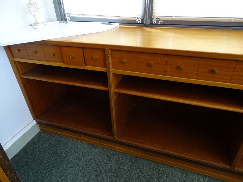 bibliothèque basse, vue partielle