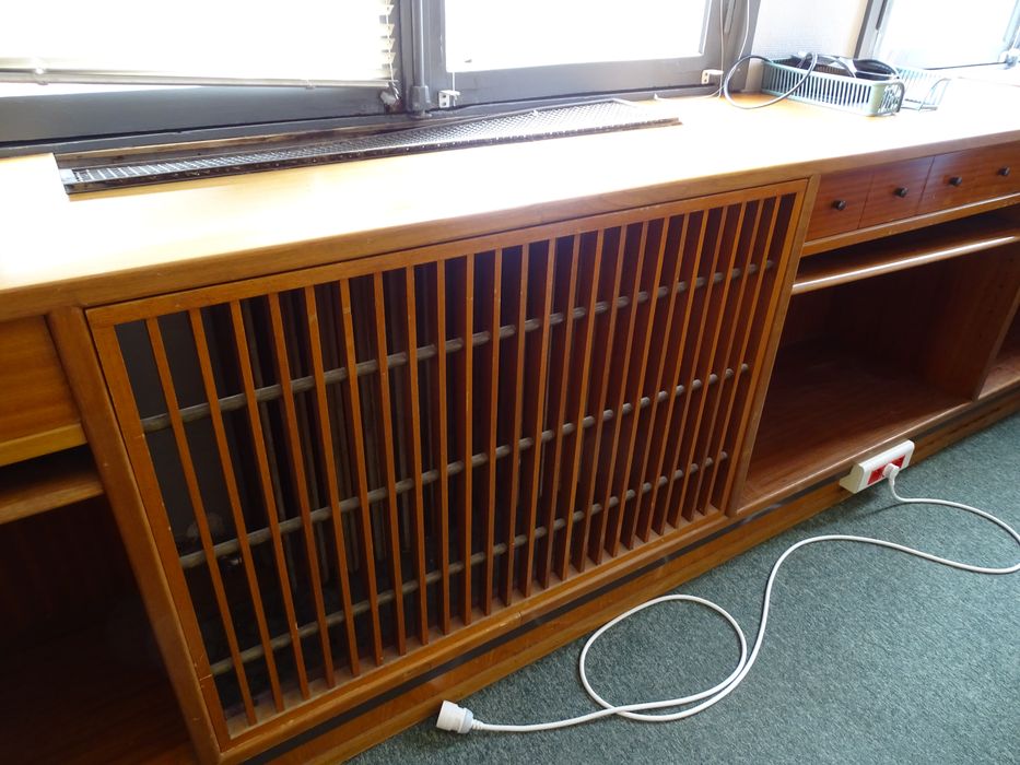 bibliothèque basse, vue partielle