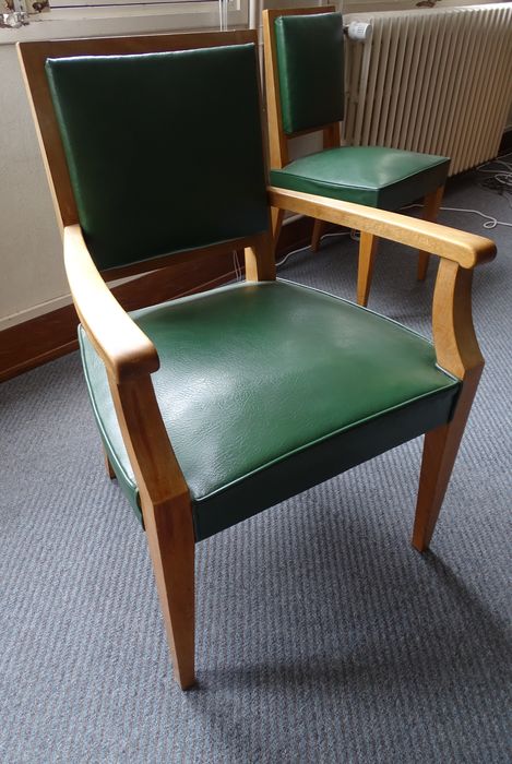 Un fauteuil et une chaise