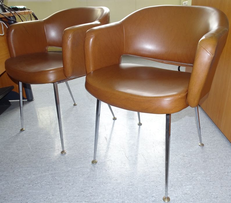 Cinq fauteuils type conférence