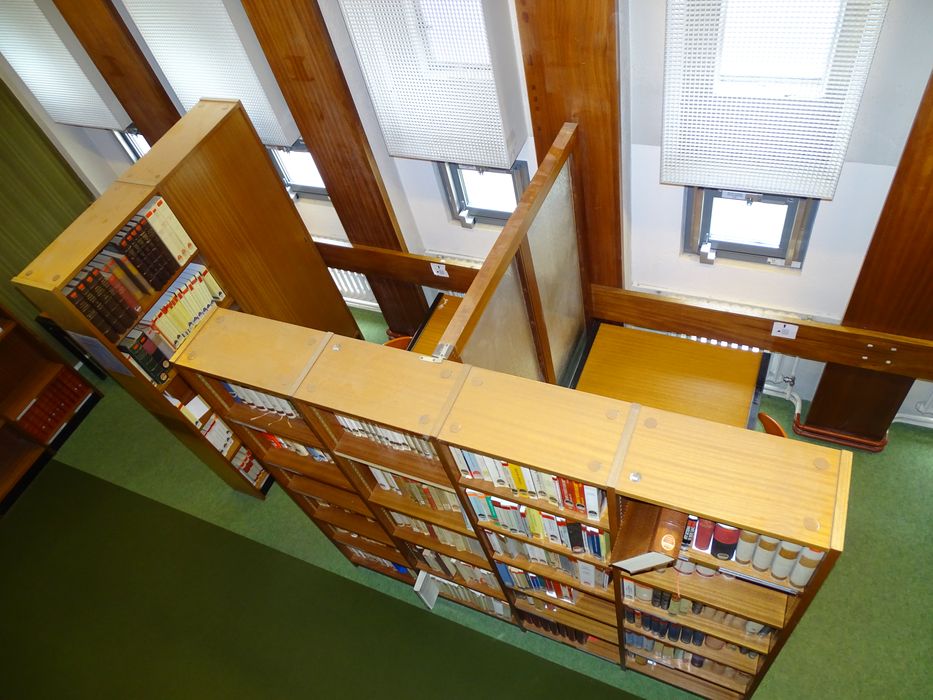 Ensemble de rayonnages et de claustras vitrés