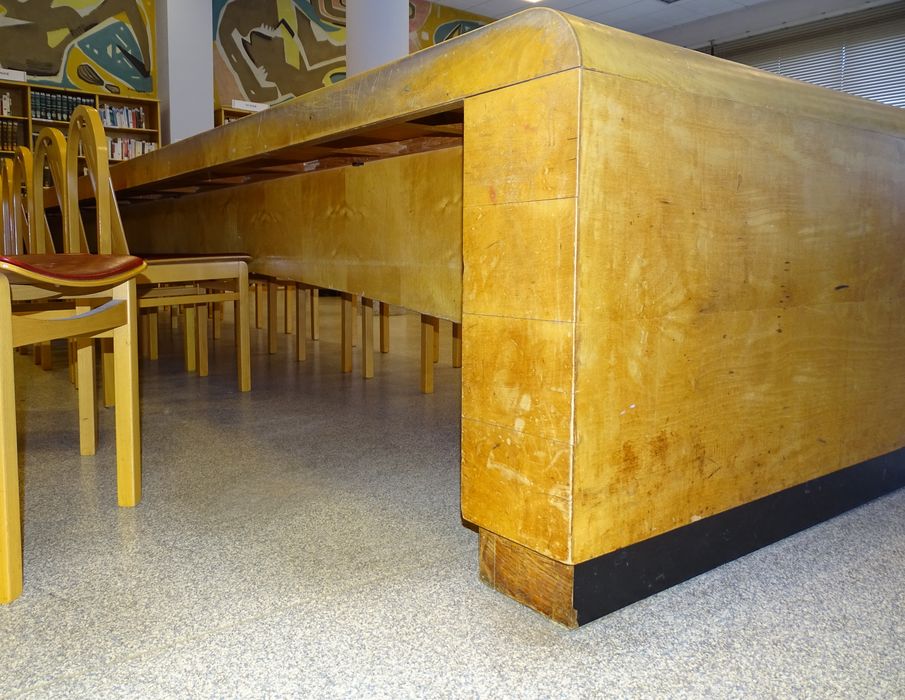 grande table de travail, vue partielle