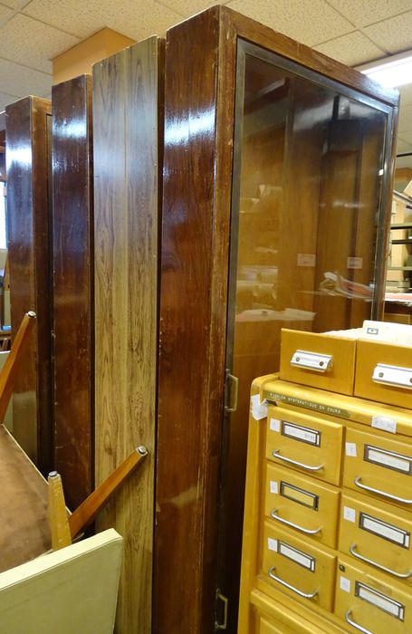 Quatre vitrines à simple entrée