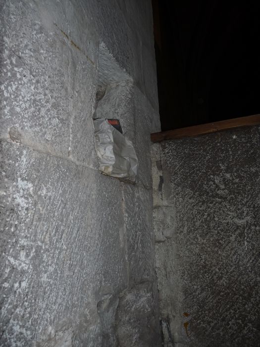 chaire à prêcher, détail du montage entre le mur et la cuve