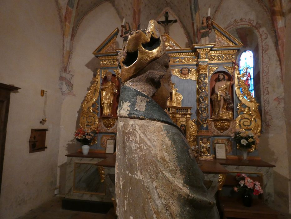 statue : Vierge à l'Enfant avec livre et encrier (Vierge à l'encrier), profil droit, vue partielle