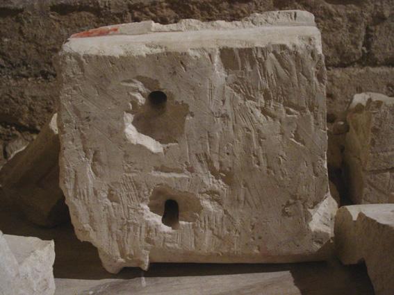 statue : Christ en croix, détail d'un fragment (?) - © Ministère de la Culture (France), Conservation des antiquités et objets d'art de Charente, tous droits réservés