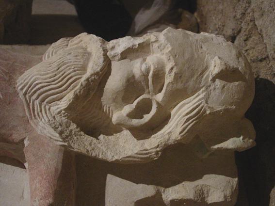 statue : Christ en croix, détail du visage - © Ministère de la Culture (France), Conservation des antiquités et objets d'art de Charente, tous droits réservés