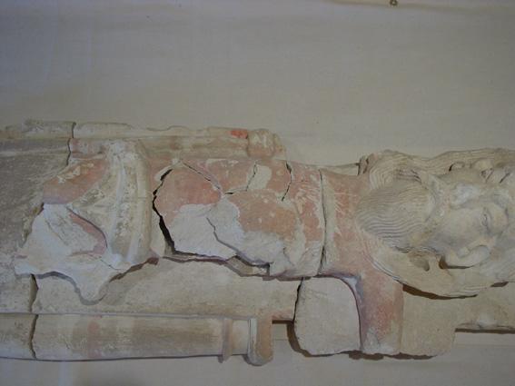 statue : Christ en croix, vue partielle