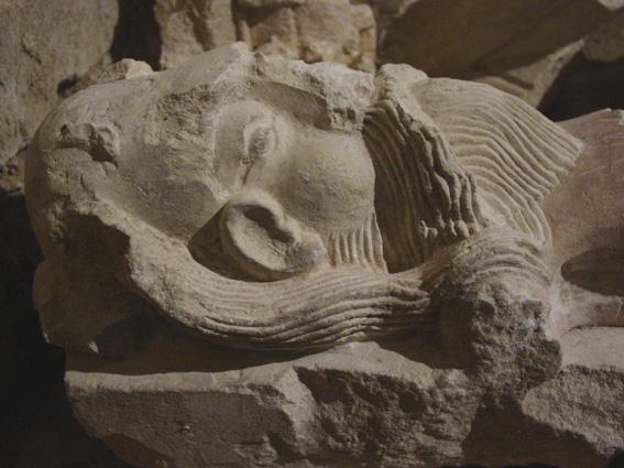 statue : Christ en croix, détail du visage
