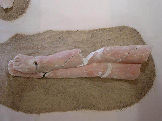 statue : Christ en croix, détail des jambes - © Ministère de la Culture (France), Conservation des antiquités et objets d'art de Charente, tous droits réservés