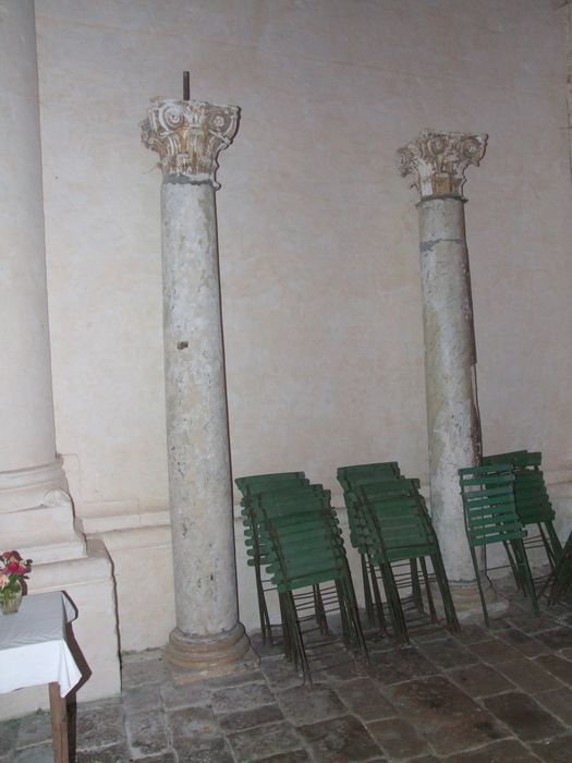 colonnes et chapiteaux (fragments de retable)