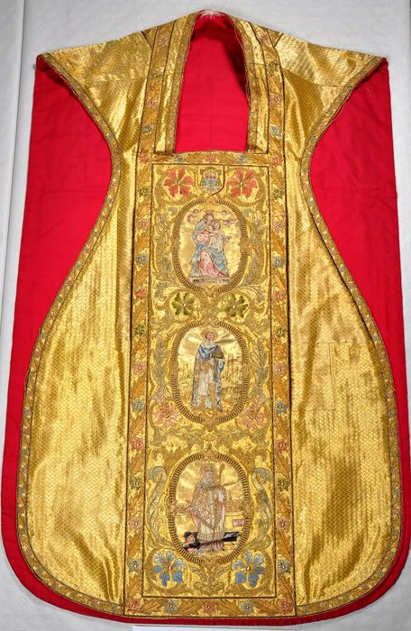 chasuble, face avant - © Ministère de la Culture (France), Conservation des antiquités et des objets d’art de Charente-Maritime – Tous droits réservés 