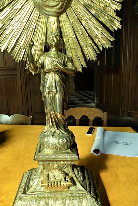 détail tige, ange - © Ministère de la Culture (France), Conservation des antiquités et des objets d’art de Charente-Maritime – Tous droits réservés 