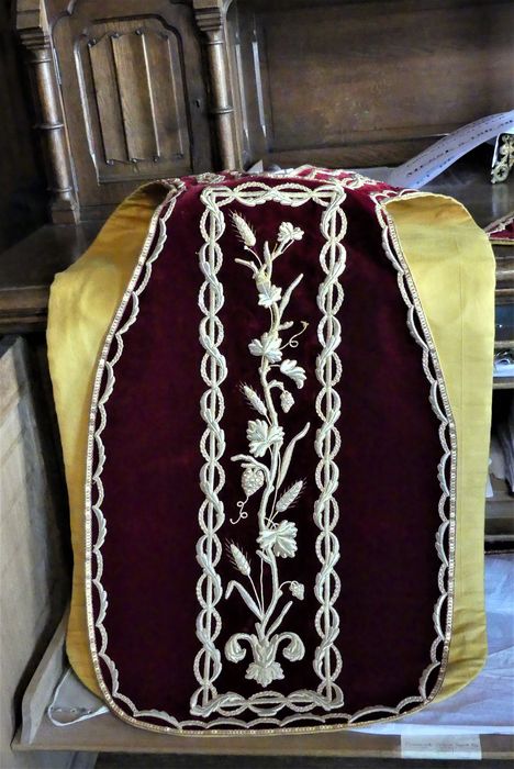 chasuble, face avant - © Ministère de la Culture (France), Conservation des antiquités et des objets d’art de Charente-Maritime – Tous droits réservés 