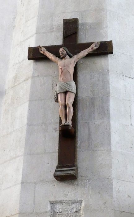 statue : Christ en croix - © Ministère de la Culture (France), Conservation des antiquités et des objets d’art de Charente-Maritime – Tous droits réservés 