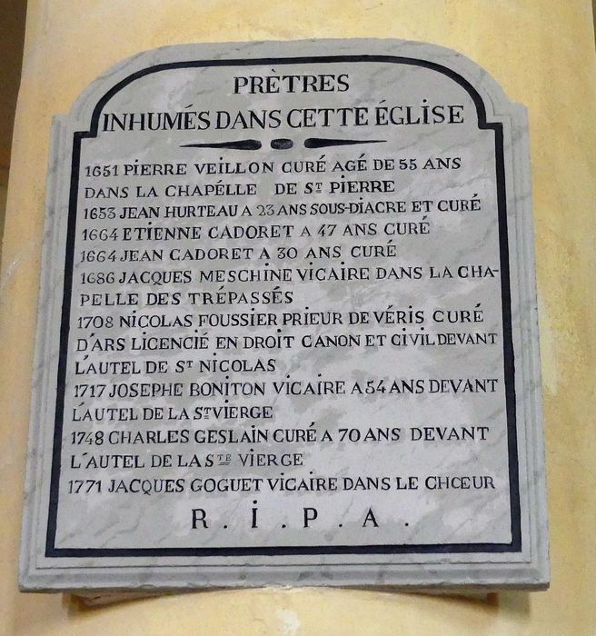 plaque funéraire d'un prêtre