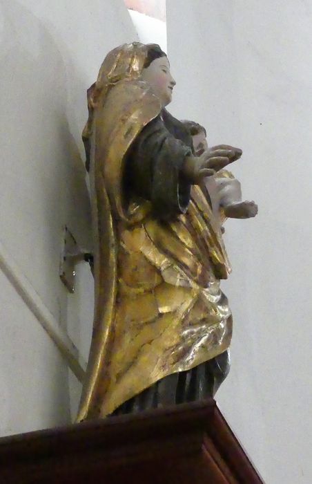 statue (petite nature) : Vierge à l'Enfant, profil droit