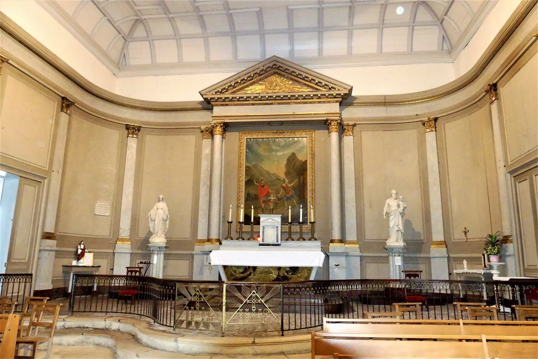Ensemble du retable du maître-autel et des lambris de revêtement (boiseries) du choeur et statue : Christ en croix