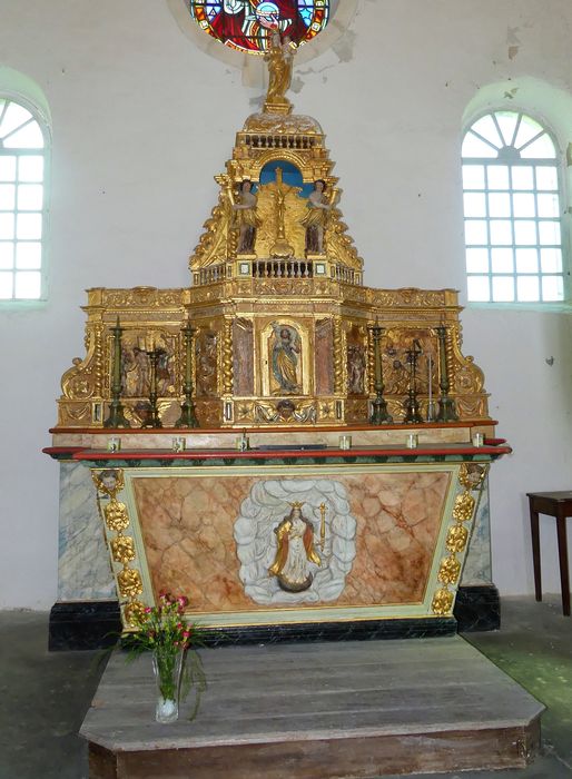 Ensemble (autel, tabernacle, exposition, croix, statue)