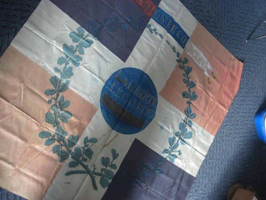 drapeau, face B : Liberté, Egalité, Fraternité - © Ministère de la Culture (France), Conservation des antiquités et des objets d’art de Charente-Maritime – Tous droits réservés 