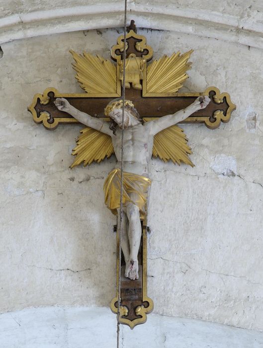 Statue : Christ en croix avec croix fleuronnée