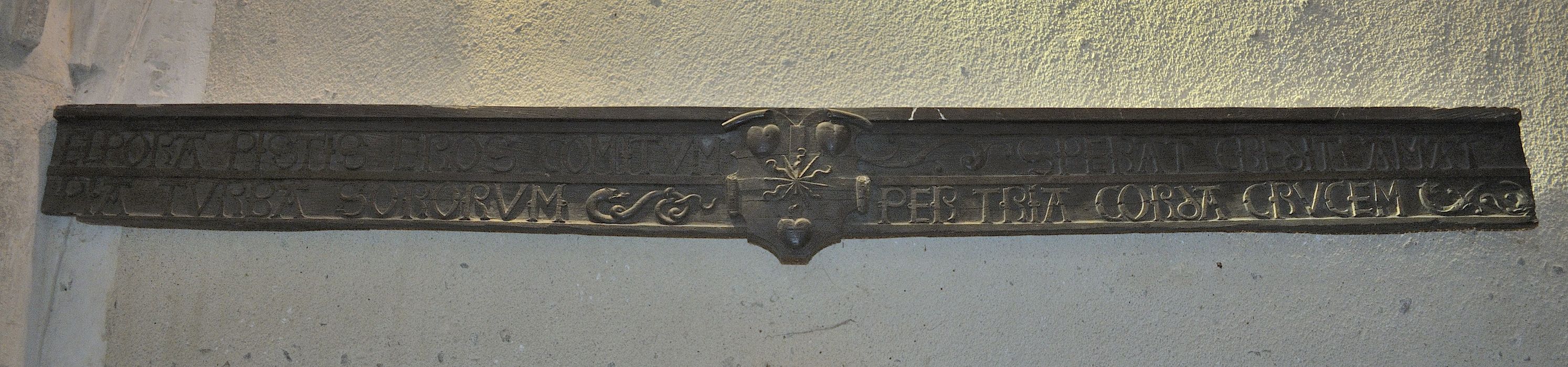 Linteau de cheminée à inscription provenant probablement du couvent des Augustins d'Aubigny - © Ministère de la Culture (France), Conservation des antiquités et des objets d'art du Cher, tous droits réservés 