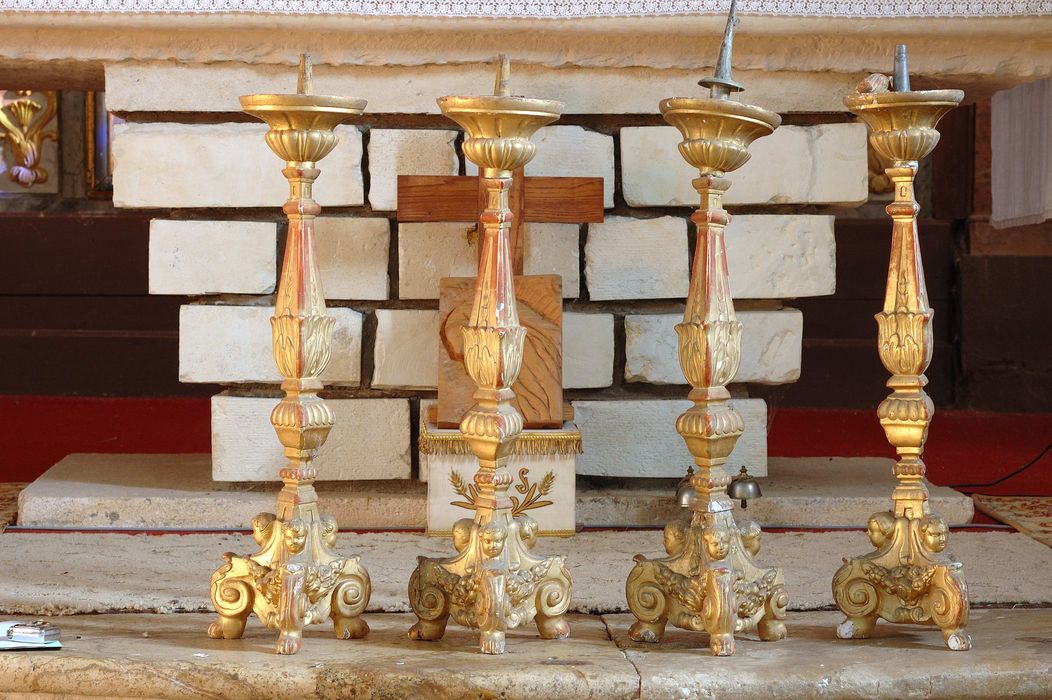 Église paroissiale : Garniture d'autel : 4 chandeliers - © Ministère de la Culture (France), Conservation des antiquités et des objets d'art du Cher, tous droits réservés 